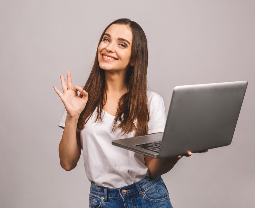 Mädchen hält Laptop und liebt ihre Ausbildung