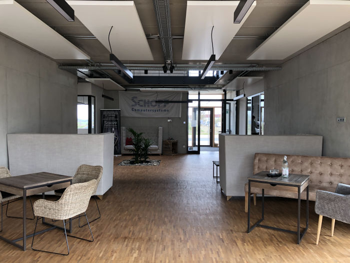 Unsere Lobby mit Tischen, Stühlen und bequemen Couches