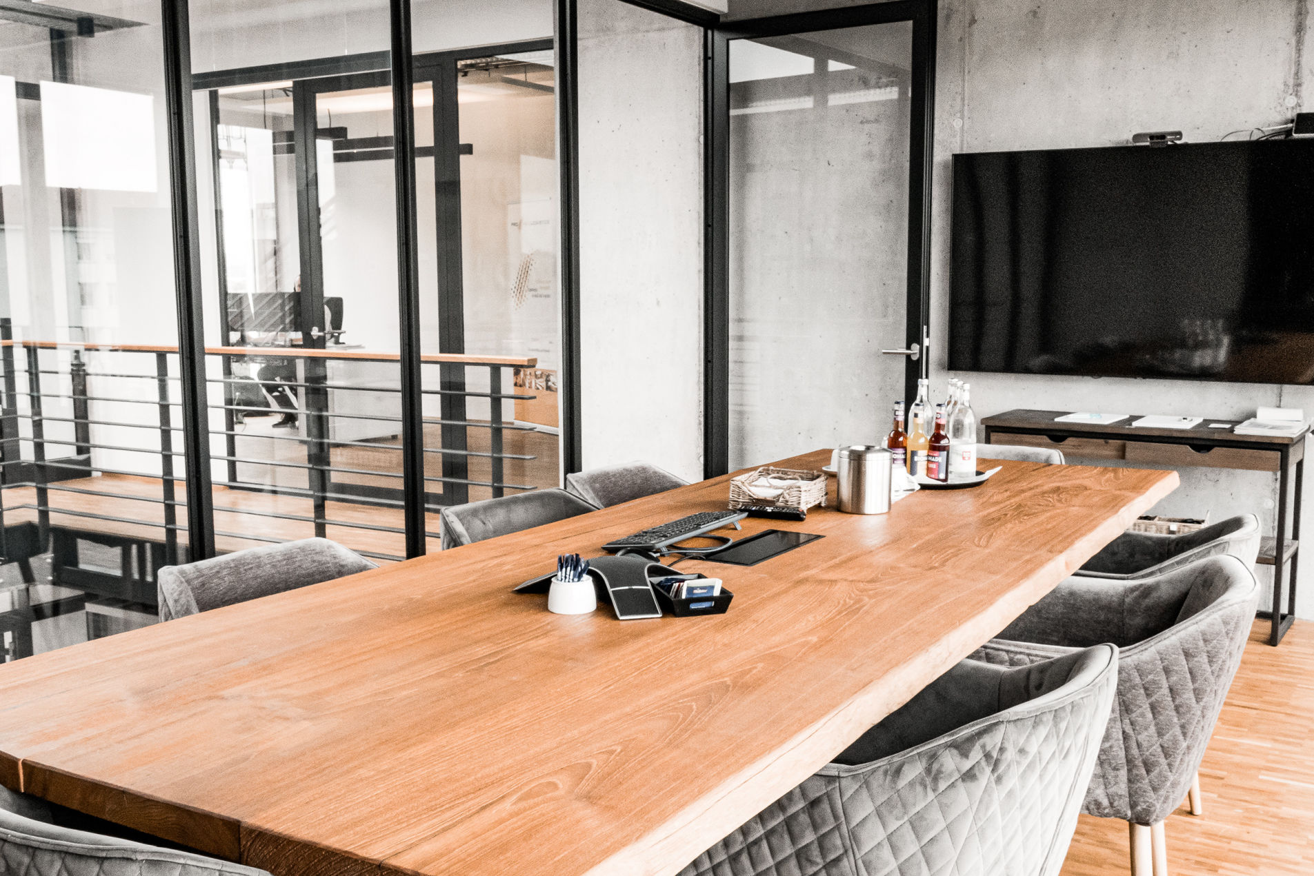 Ein heller Besprechungsraum mit einem großen Holztisch