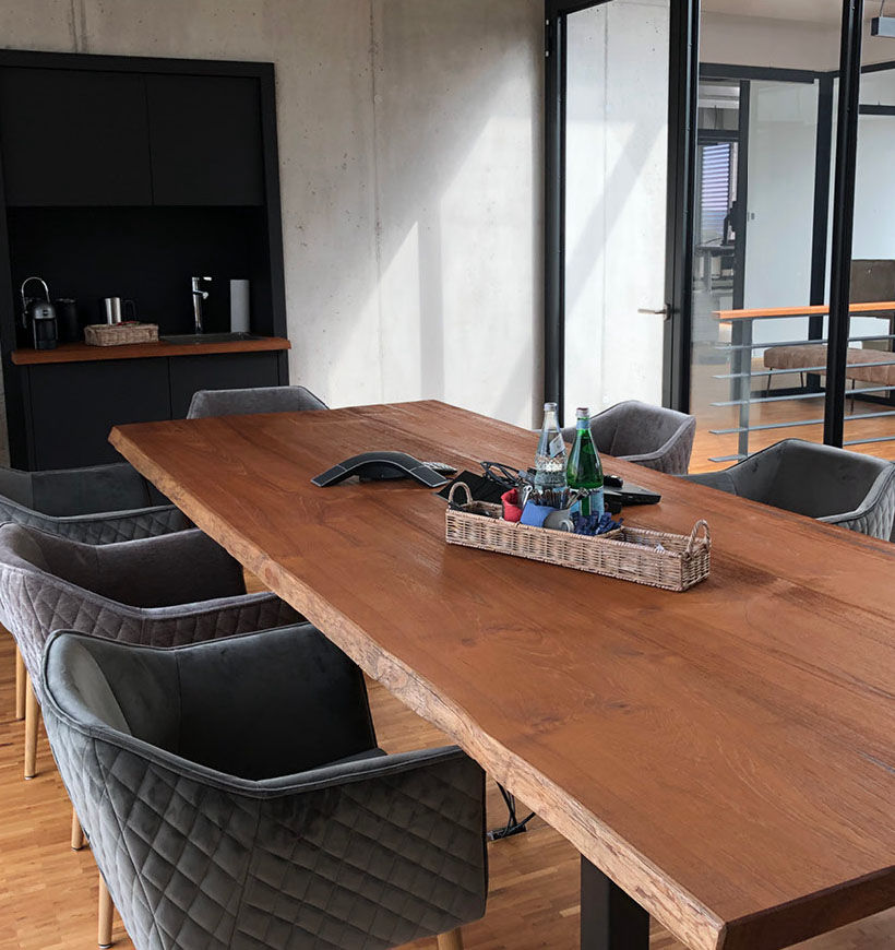 Ein Meetingraum mit einem großen Holztisch